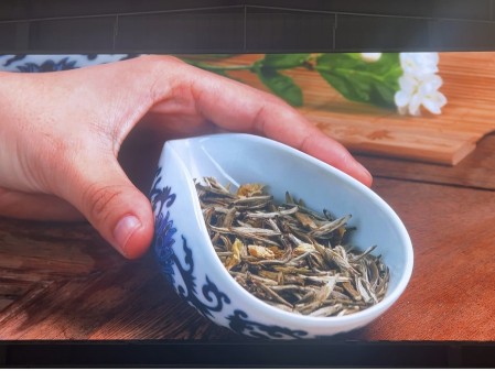 咸寧通山縣培訓(xùn)學(xué)校室內(nèi)全彩P2.5安裝完畢   尺寸:8.96X4.64   像素點:3584X1856