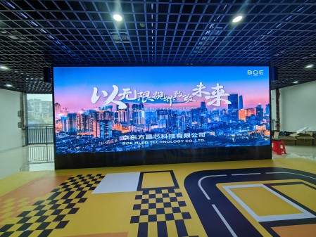 十堰金銀湖p2.5安裝完成   尺寸：6.72×2.56 ；像素點(diǎn)：2688×1024
