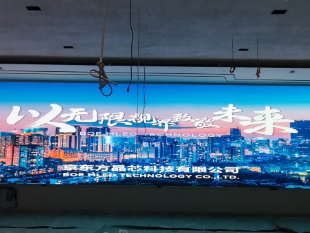 十堰長(zhǎng)江證券BKY012A安裝完畢，尺寸12x2.7m，像素點(diǎn)9600x2160