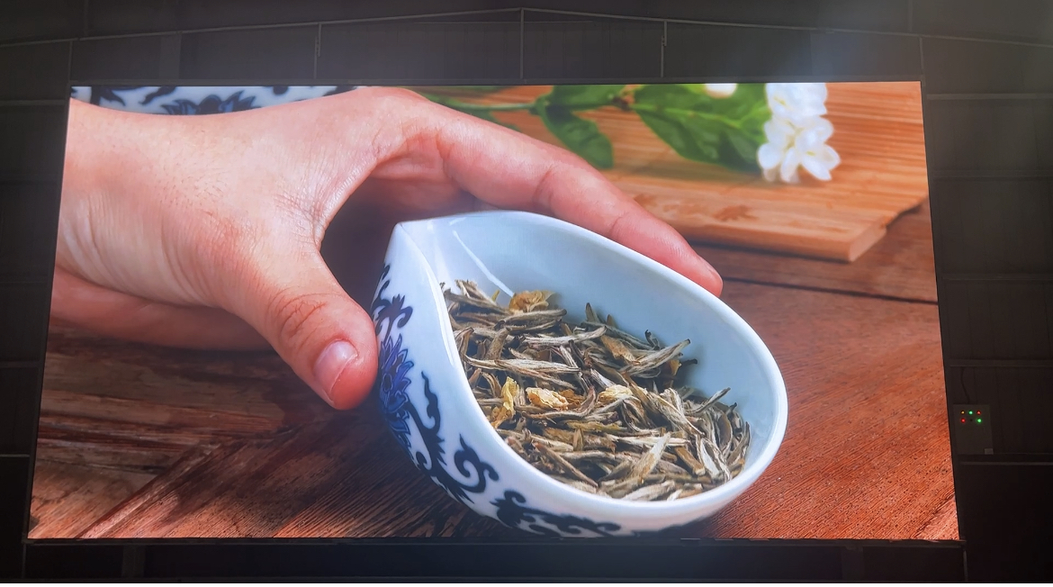 西藏通山縣培訓(xùn)學(xué)校室內(nèi)全彩P2.5安裝完畢   尺寸:8.96X4.64   像素點(diǎn):3584X1856