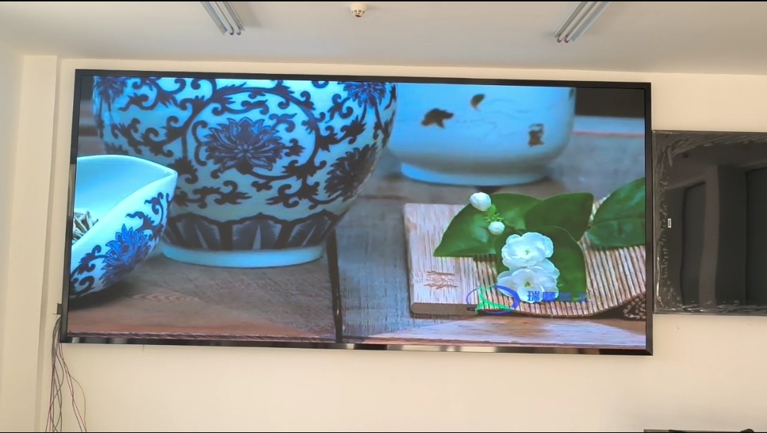 玉林英山室內(nèi)全彩P1.86安裝完成    尺寸:3.84??1.76 像素點(diǎn):2064??946