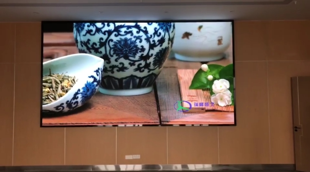 潛江大冶中醫(yī)院室內(nèi)全彩P1.8會(huì)議室大屏安裝調(diào)試完畢    尺寸：4.48*2.4   像素點(diǎn)：2408*1290